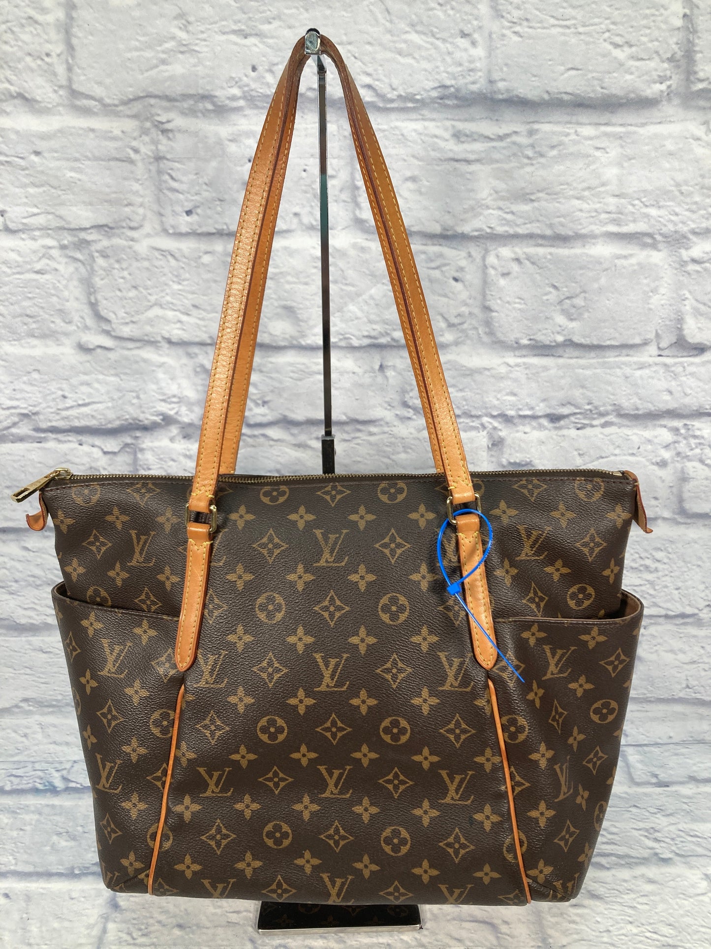 Handbag Luxury Designer By Louis Vuitton, Size: Large