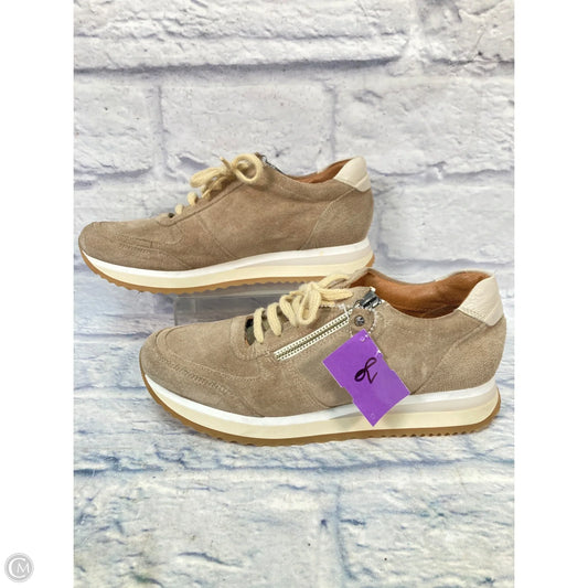 Shoes Sneakers By Clothes Mentor In Brown, Size: 9.5