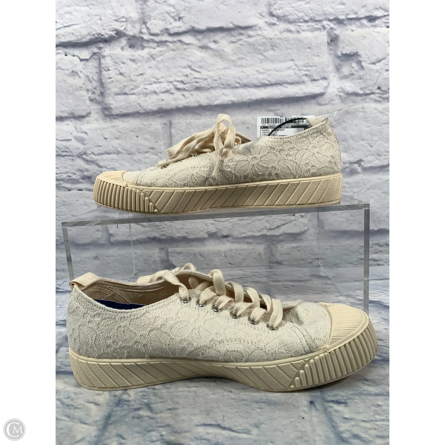 Shoes Sneakers By Clothes Mentor In Cream, Size: 7.5