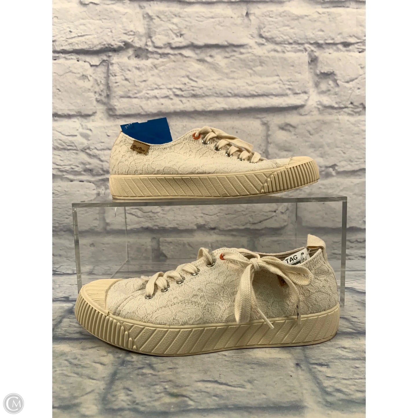 Shoes Sneakers By Clothes Mentor In Cream, Size: 7.5