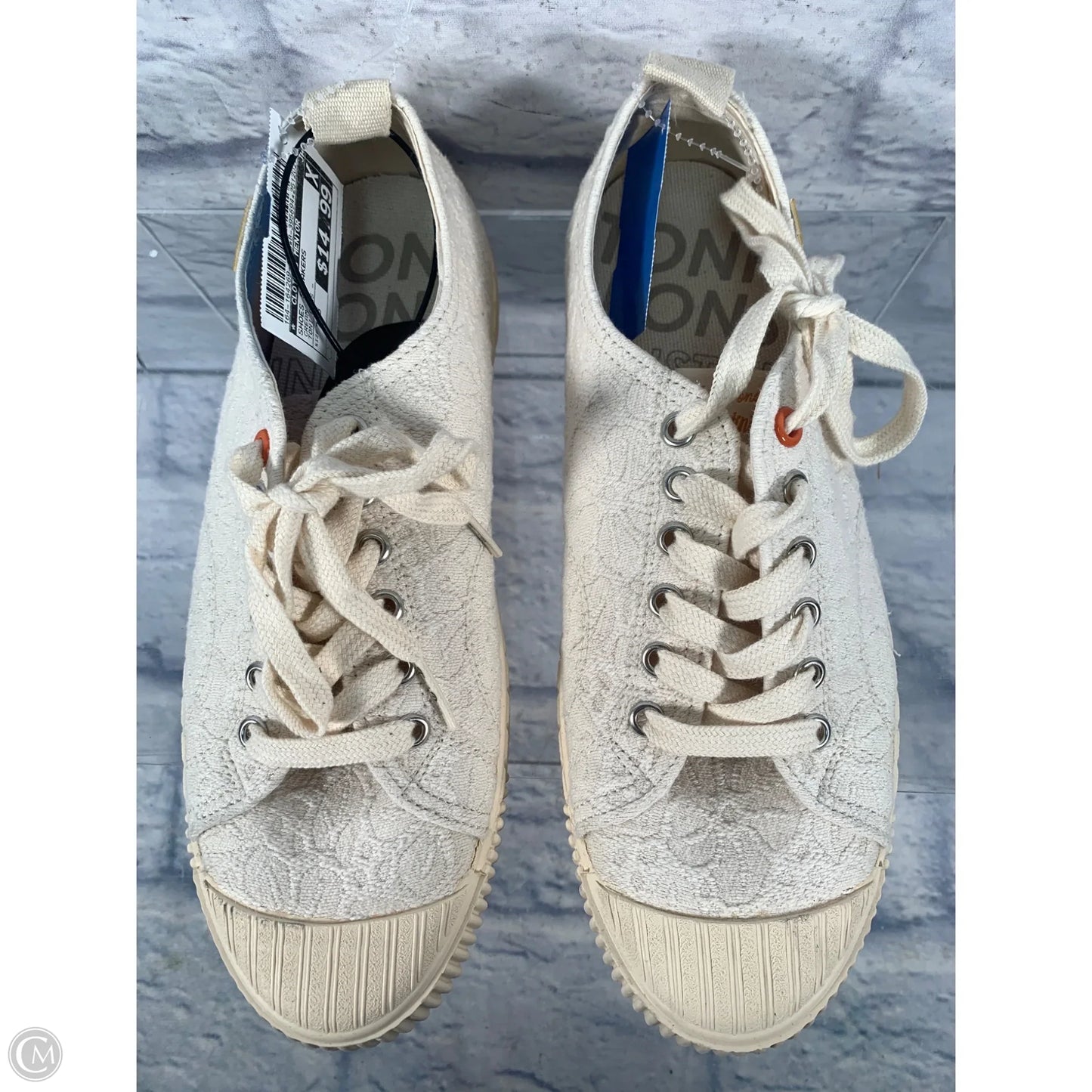 Shoes Sneakers By Clothes Mentor In Cream, Size: 7.5