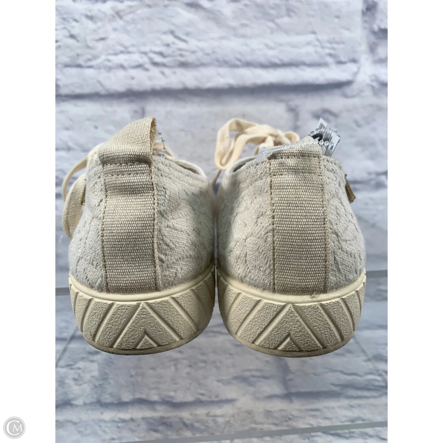 Shoes Sneakers By Clothes Mentor In Cream, Size: 7.5