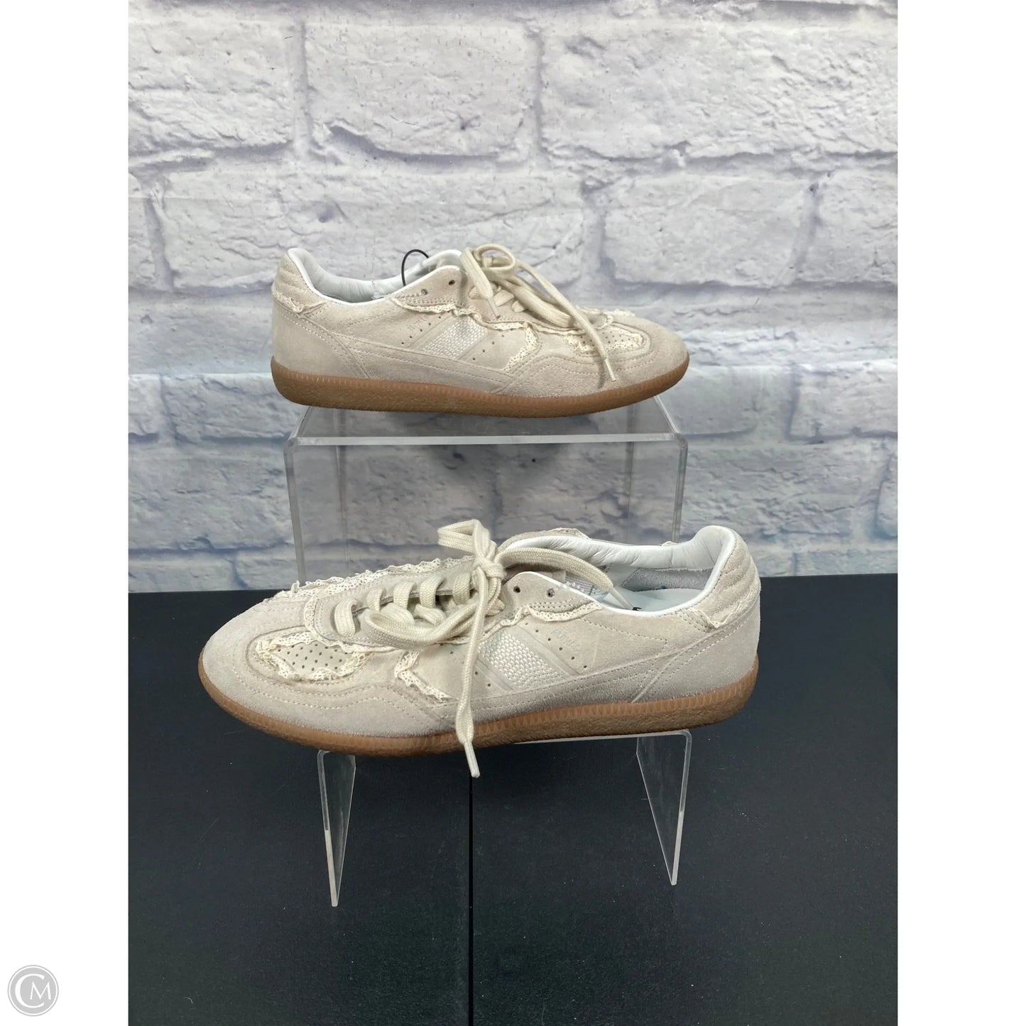 Shoes Sneakers By Clothes Mentor In Cream, Size: 10.5