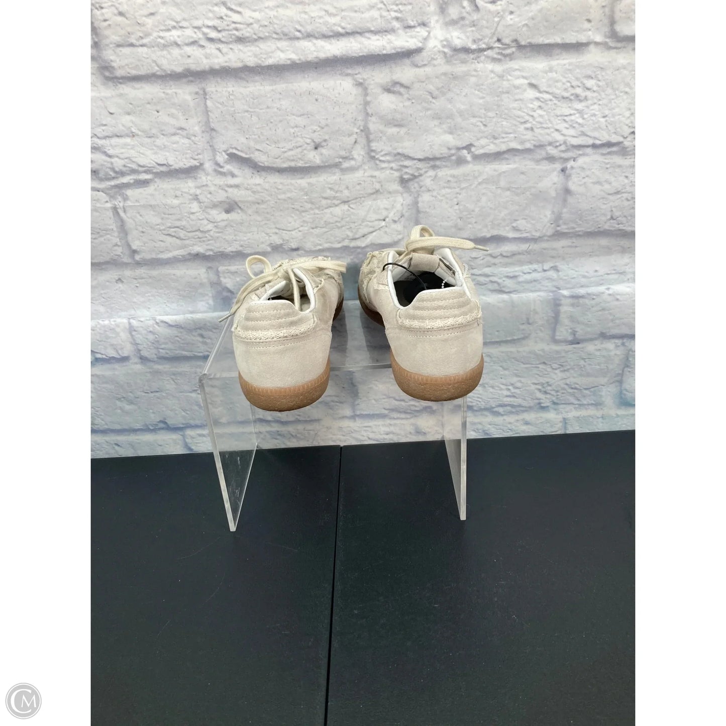 Shoes Sneakers By Clothes Mentor In Cream, Size: 10.5