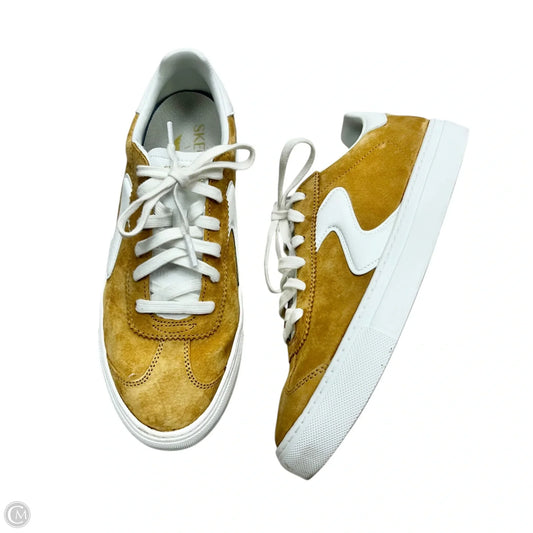 Shoes Sneakers By Skechers In White & Tan, Size: 7.5