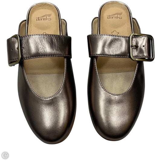 Shoes Flats By Dansko In Bronze, Size: 6.5