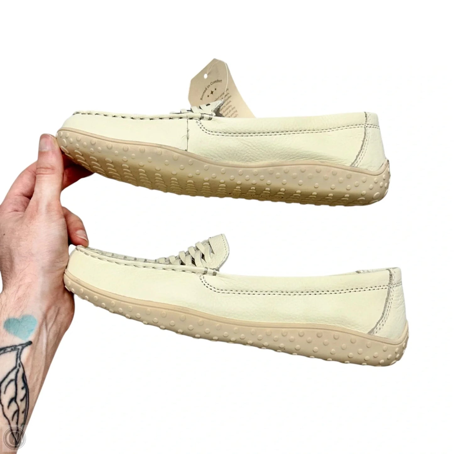 Shoes Flats By Bare Traps In Ivory, Size: 5