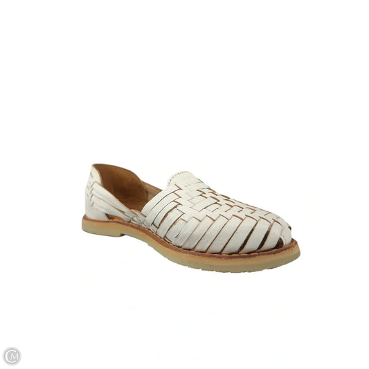 Shoes Flats By Bearpaw In White, Size: 6