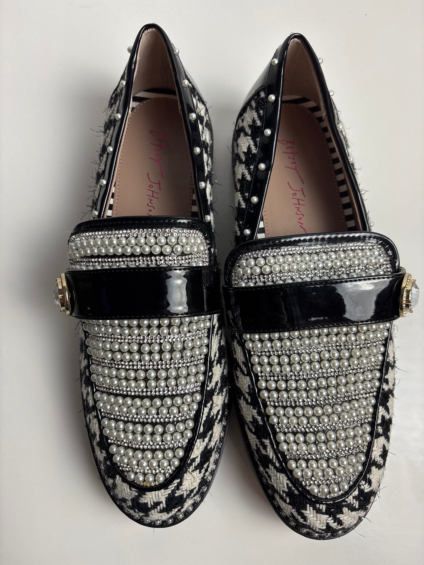 Shoes Flats By Betsey Johnson In Black & White, Size: 10