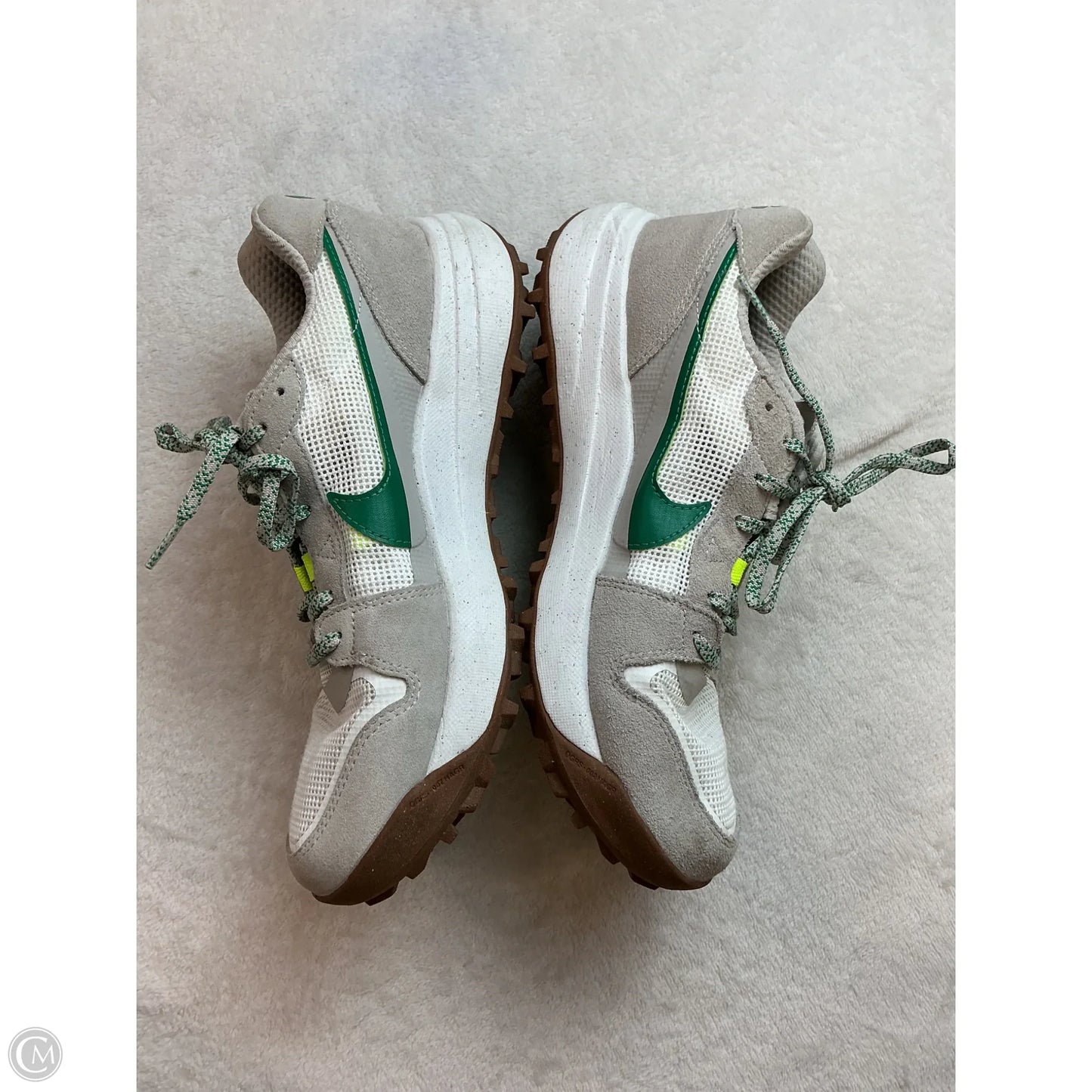 Shoes Athletic By Nike In Grey & White, Size: 7