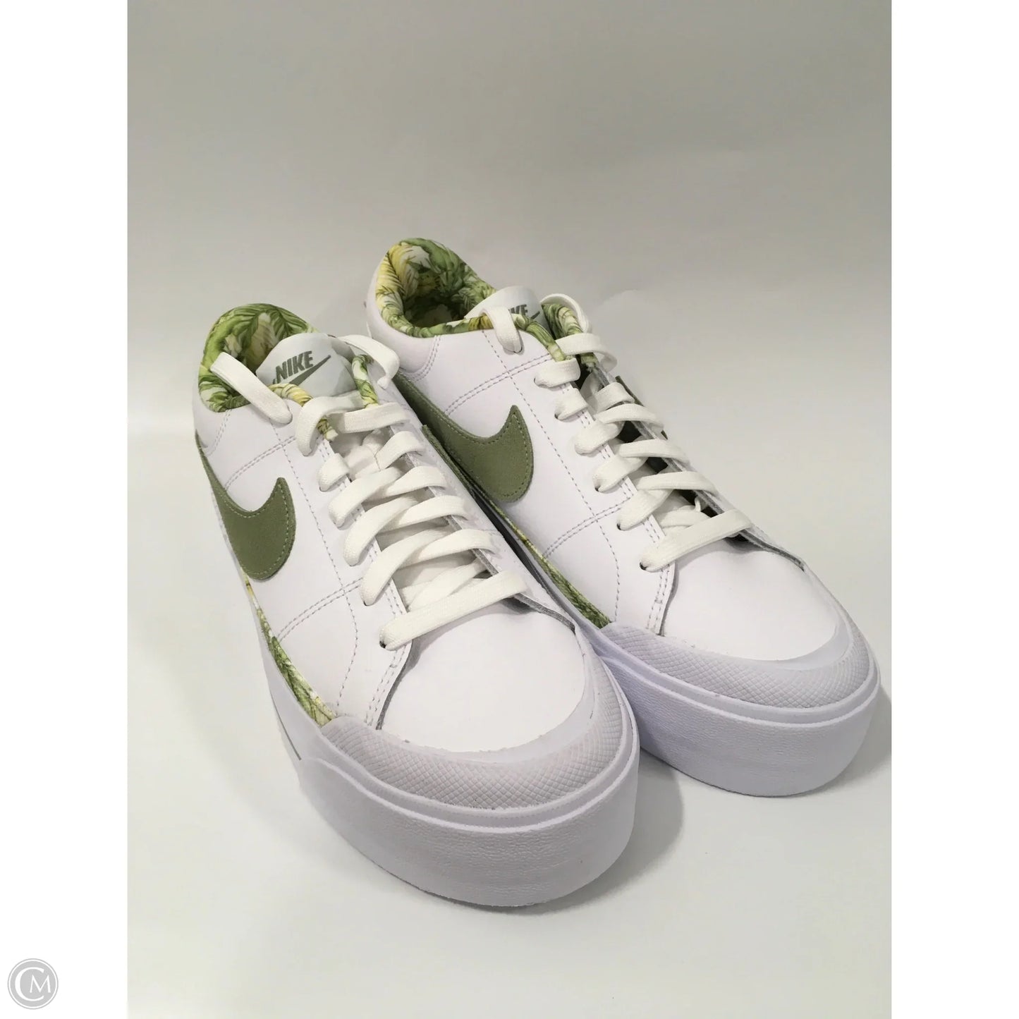Shoes Sneakers By Nike In Green & White, Size: 9