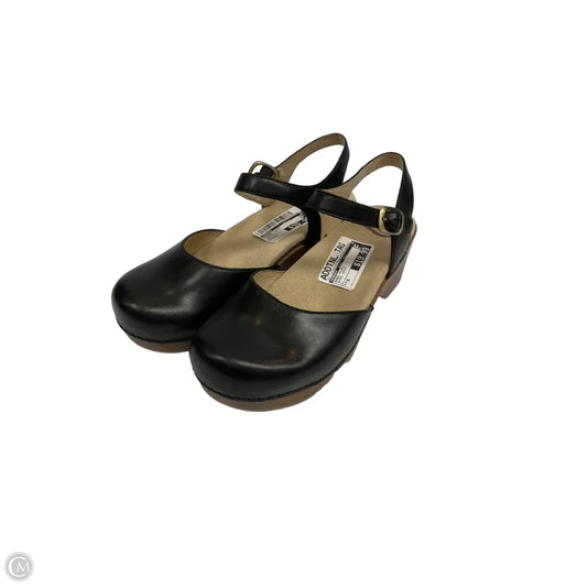Shoes Flats By Dansko In Animal Print, Size: 6