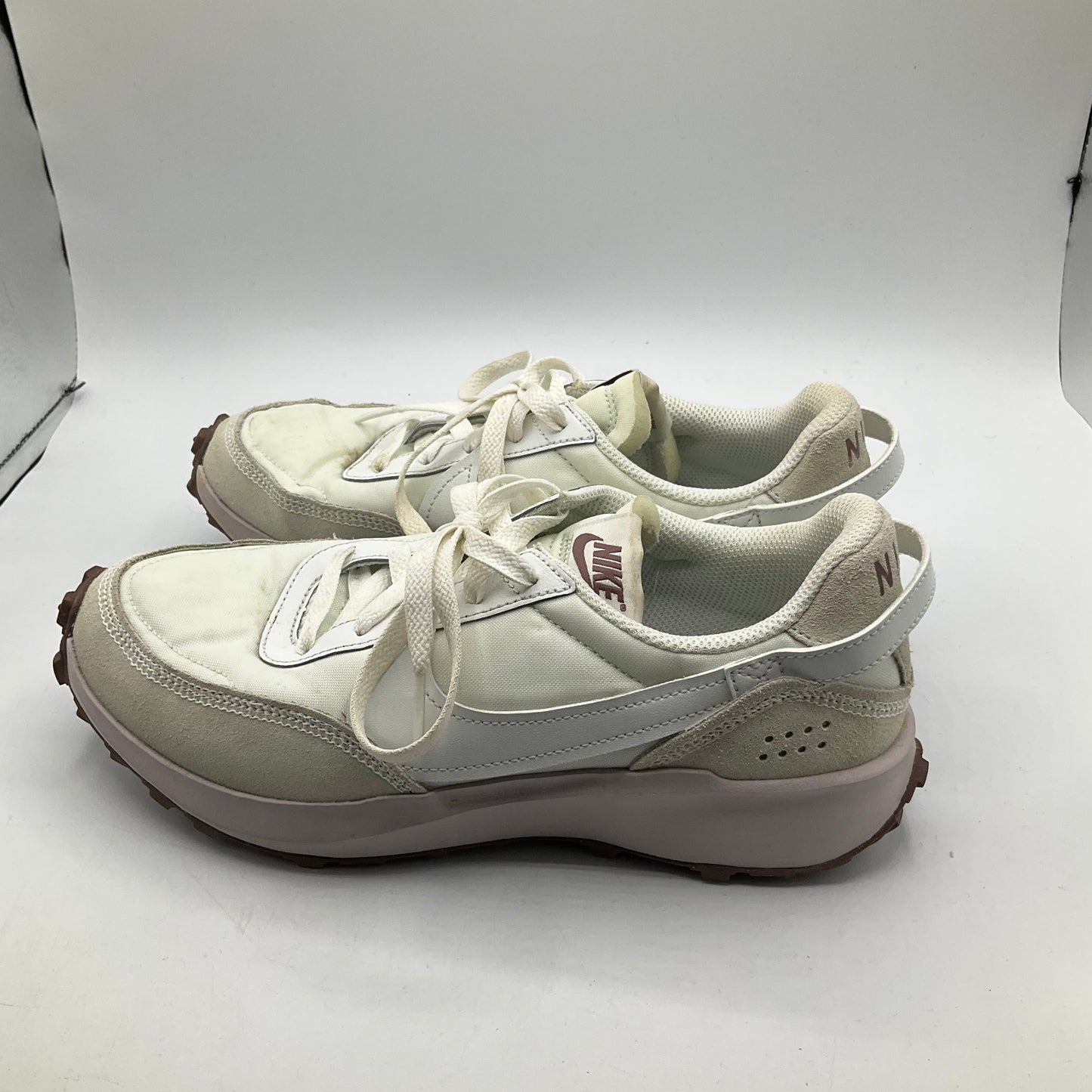 Shoes Sneakers By Nike In Cream & Pink, Size: 7.5