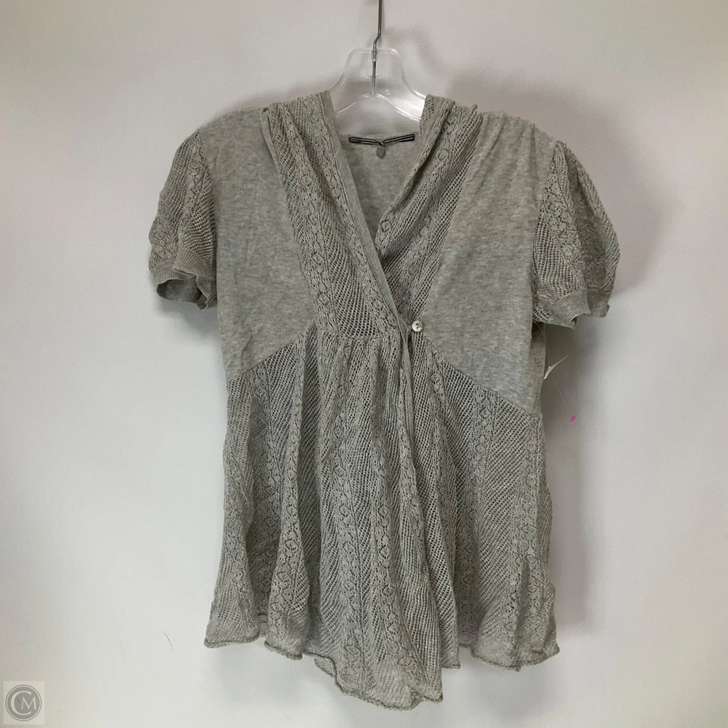 Top Short Sleeve By Knitted And Knotted In Grey, Size: S