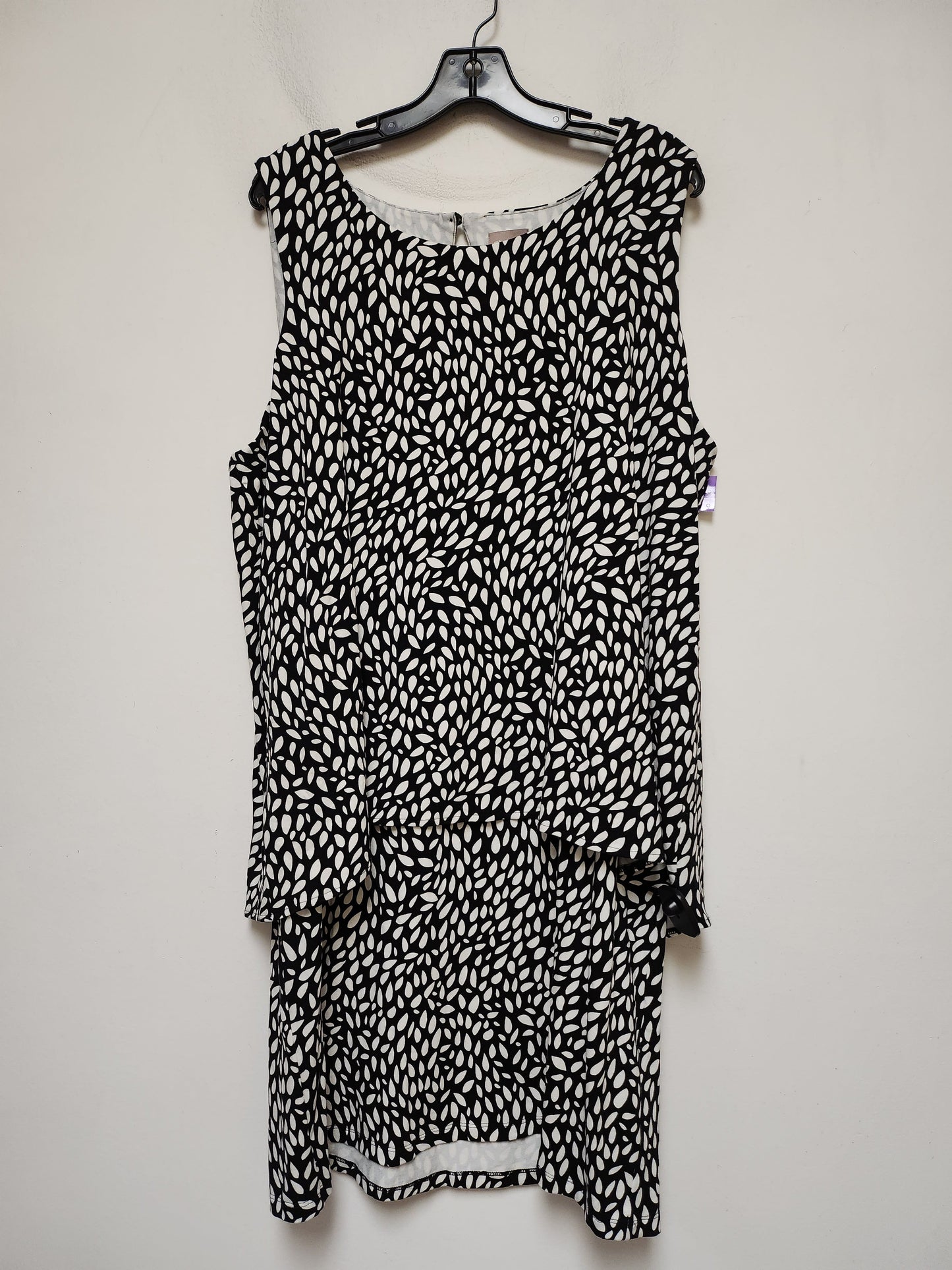 Black & White Dress Casual Short Chicos, Size 2x