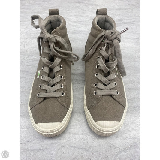 Shoes Sneakers By Cariuma In Taupe, Size: 5