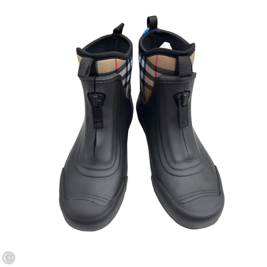 Boots Luxury Designer By Burberry In Plaid Pattern, Size: 6