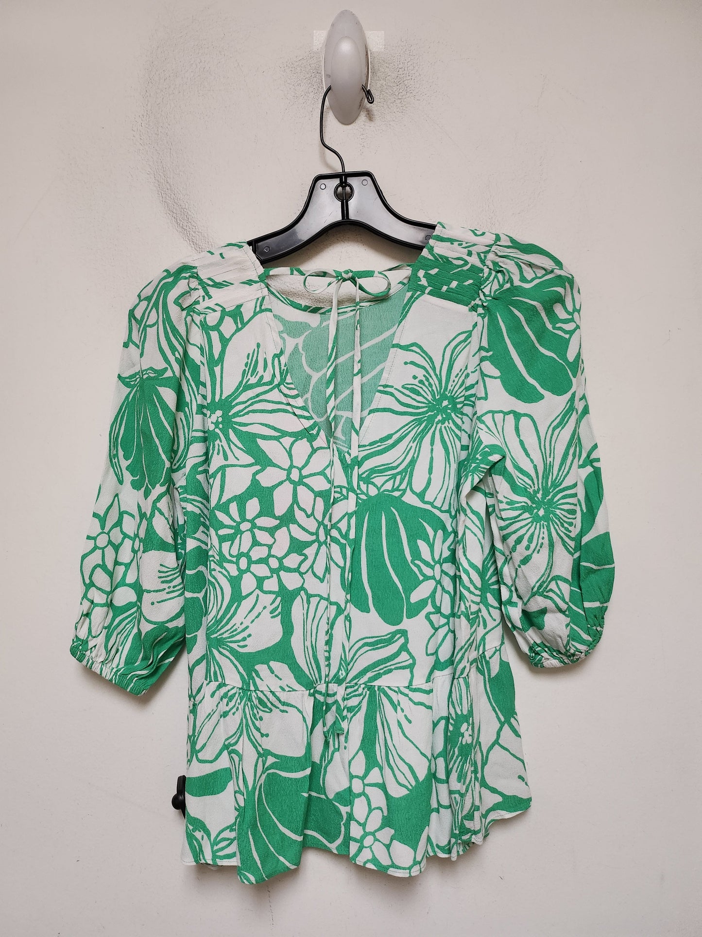 Top Short Sleeve Designer By Lilly Pulitzer In Floral Print, Size: Xxs