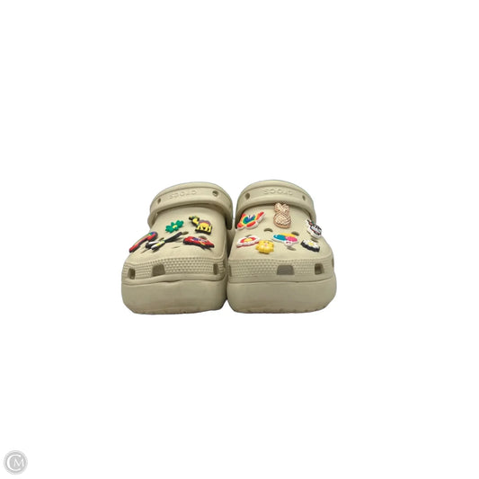 Shoes Flats By Crocs In Tan, Size: 8