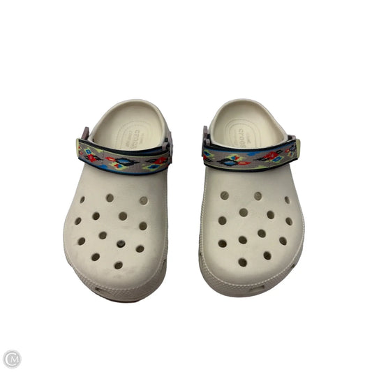 Shoes Flats By Crocs In Tan, Size: 7