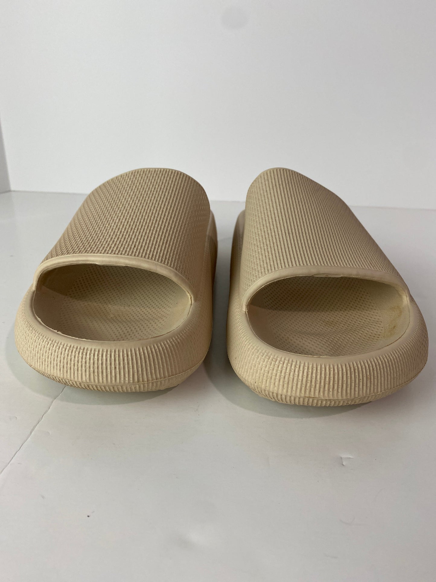 Tan Sandals Flats Clothes Mentor, Size 7.5