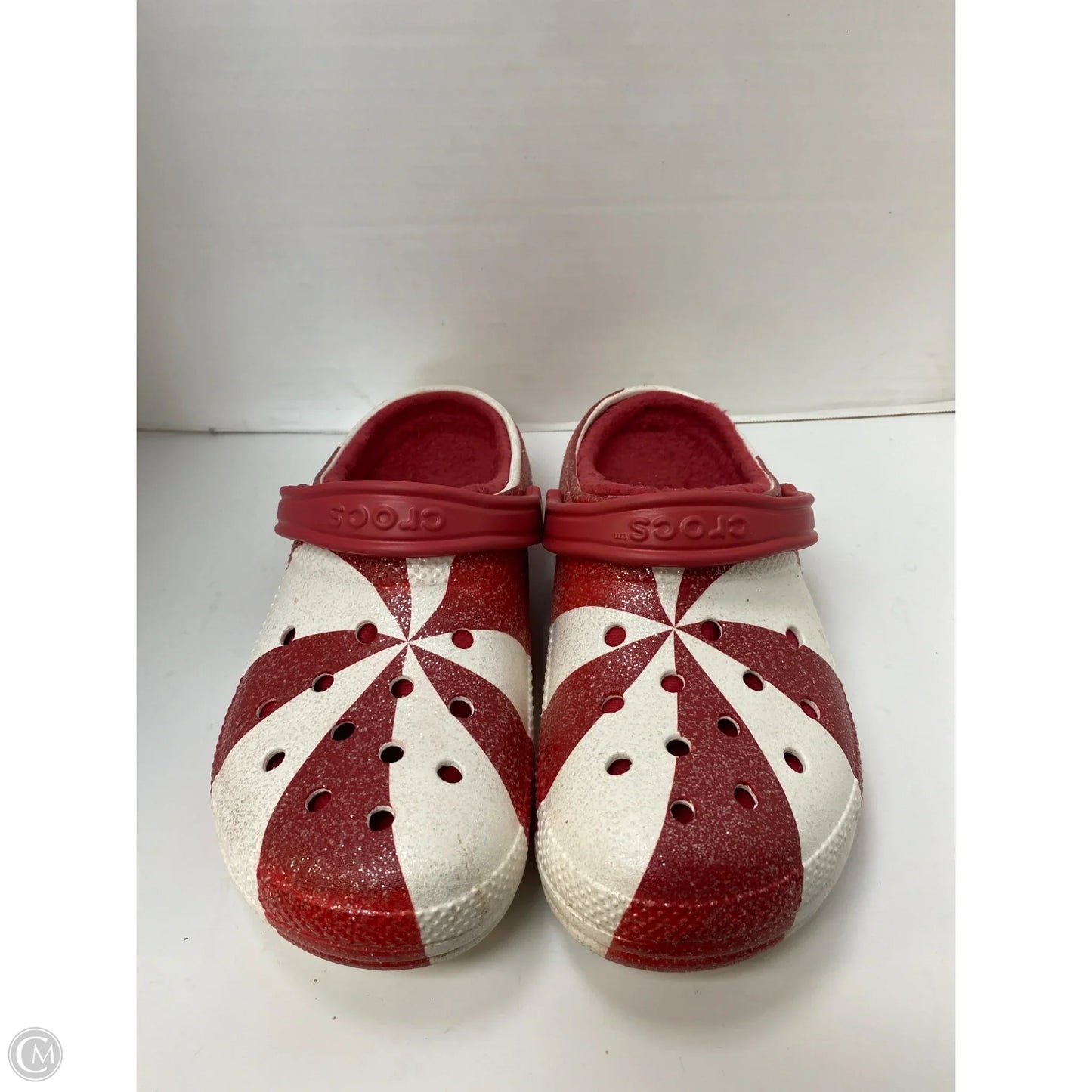 Shoes Flats By Crocs In Red & White, Size: 11