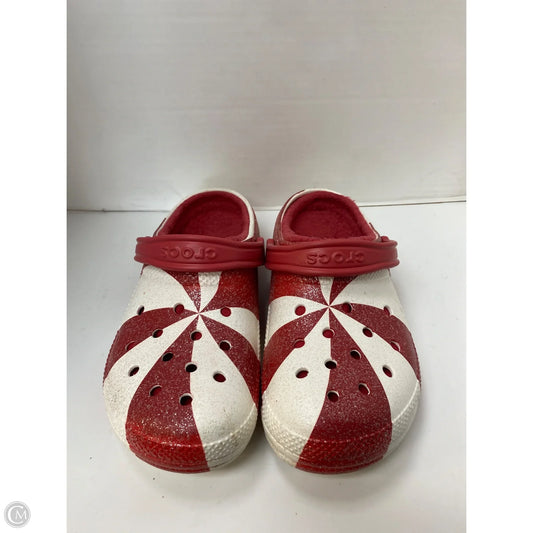 Shoes Flats By Crocs In Red & White, Size: 11