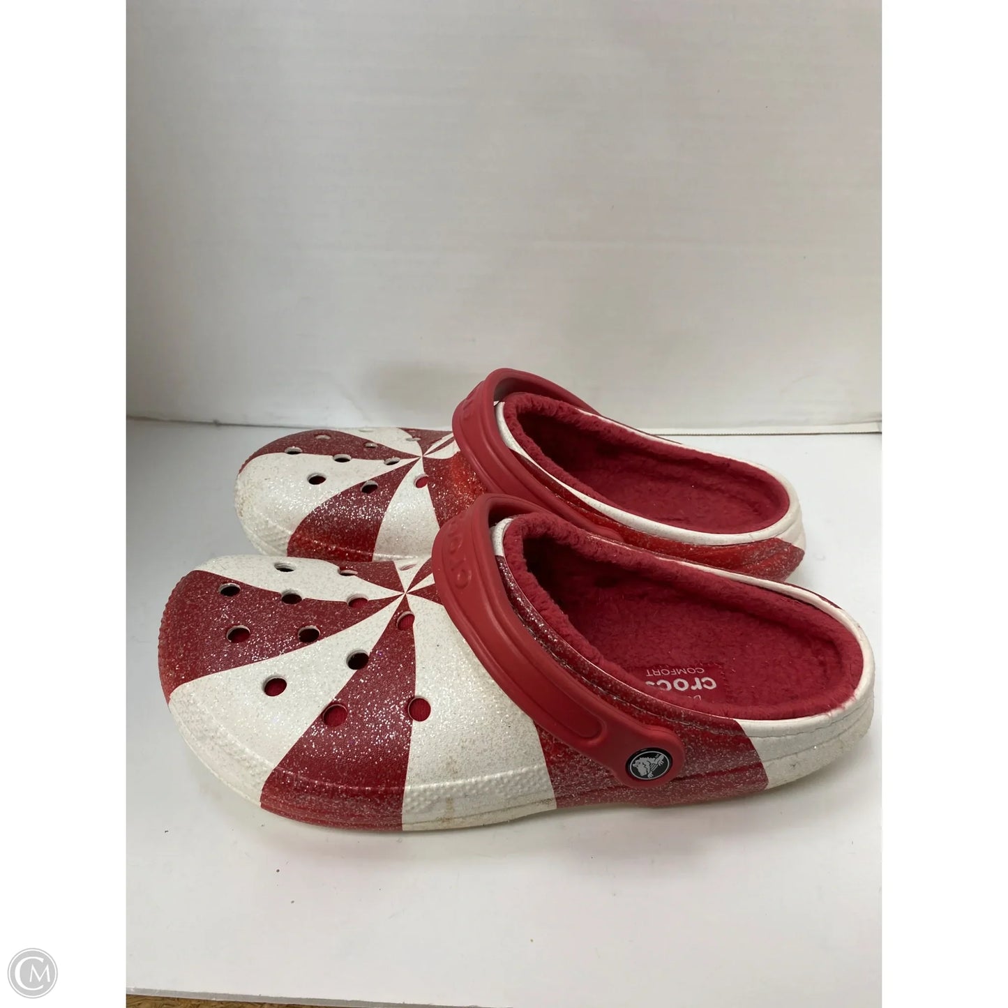 Shoes Flats By Crocs In Red & White, Size: 11