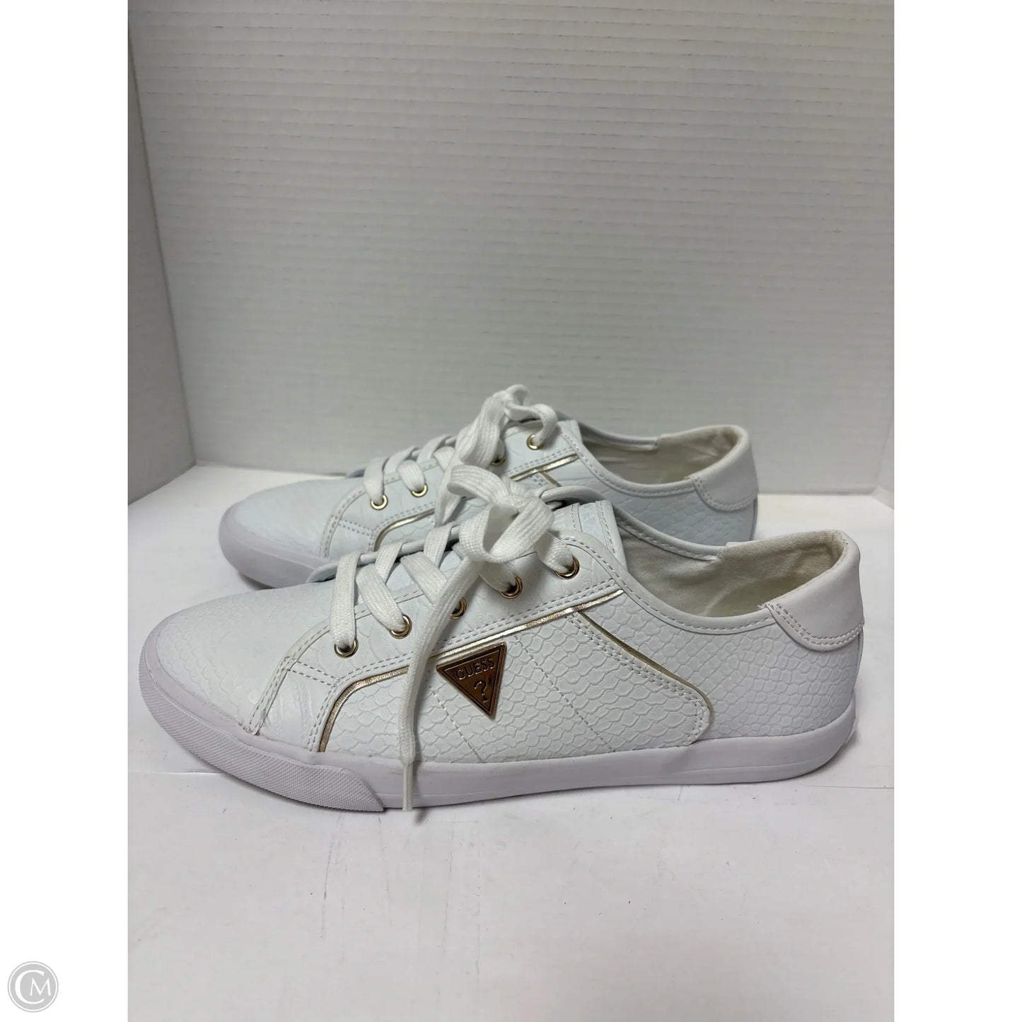 Shoes Sneakers By Guess In White, Size: 10