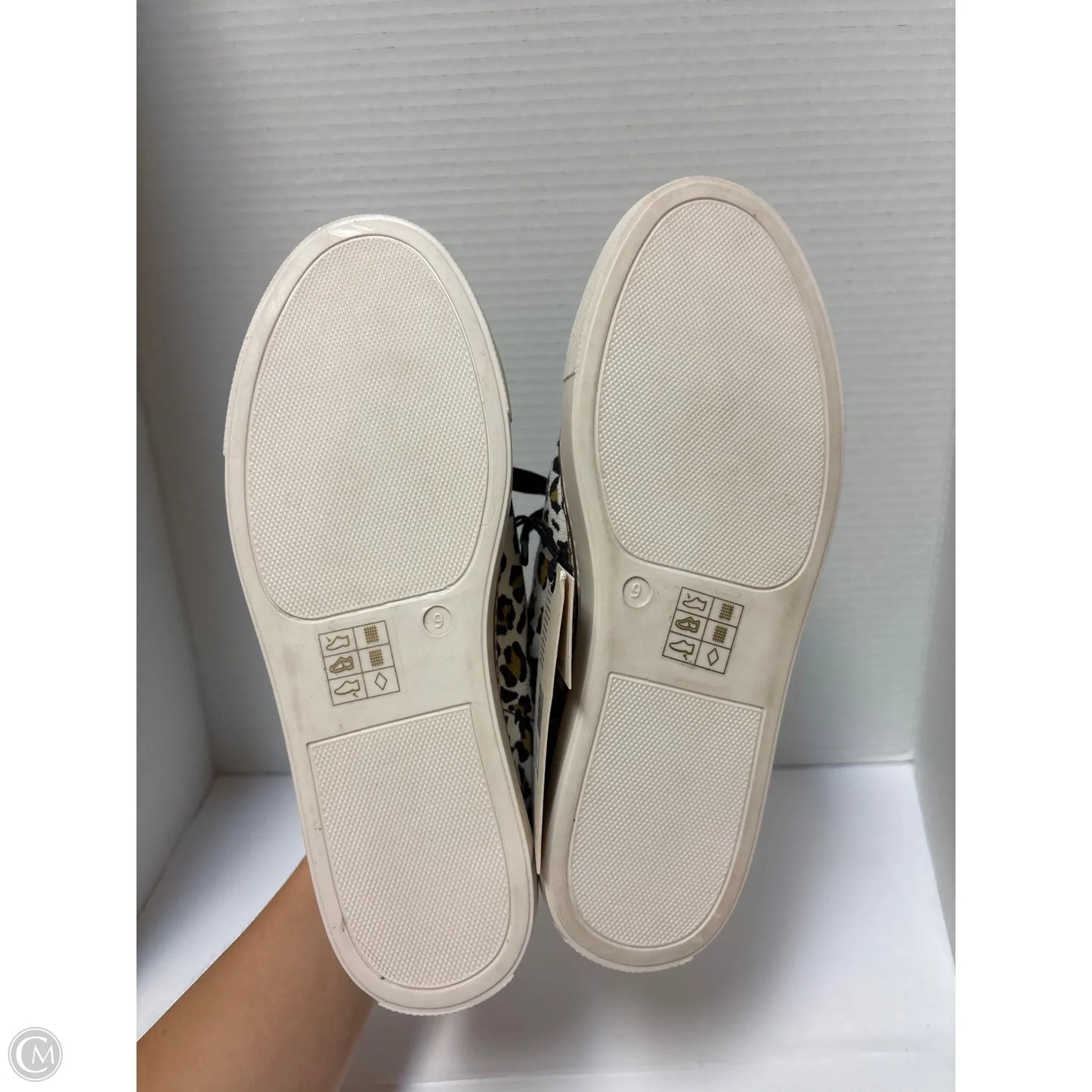 Shoes Sneakers By Clothes Mentor In Animal Print, Size: 9
