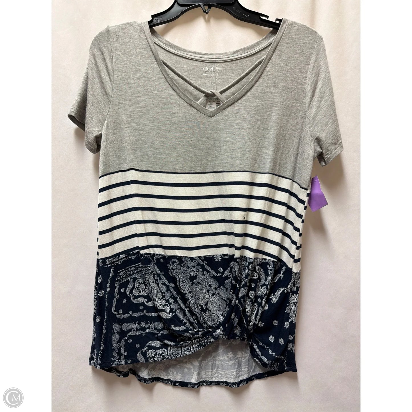 Top Short Sleeve By Maurices In Grey, Size: S