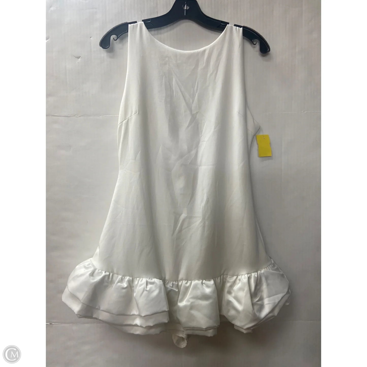 Dress Casual Short By Clothes Mentor In White, Size: M