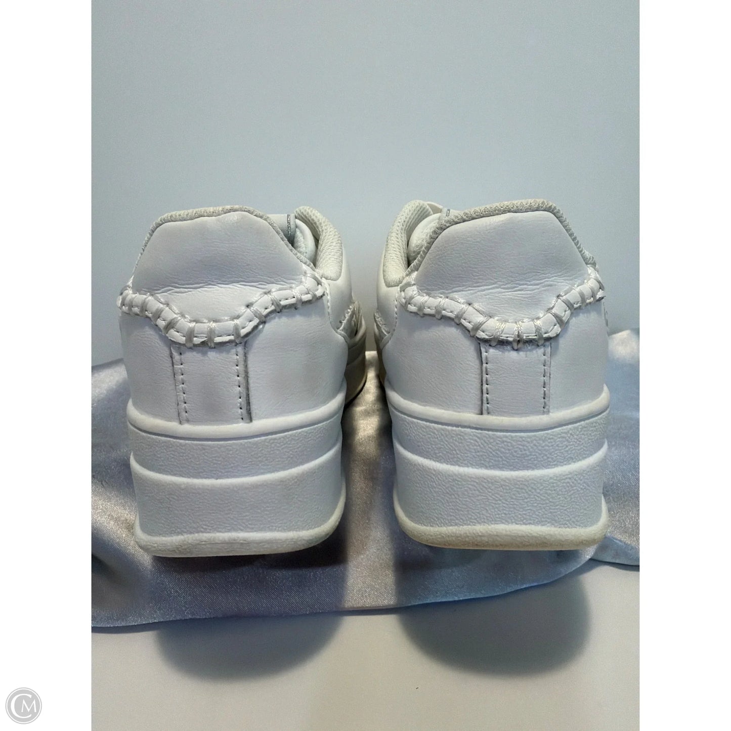 Shoes Sneakers By Clothes Mentor In White, Size: 6