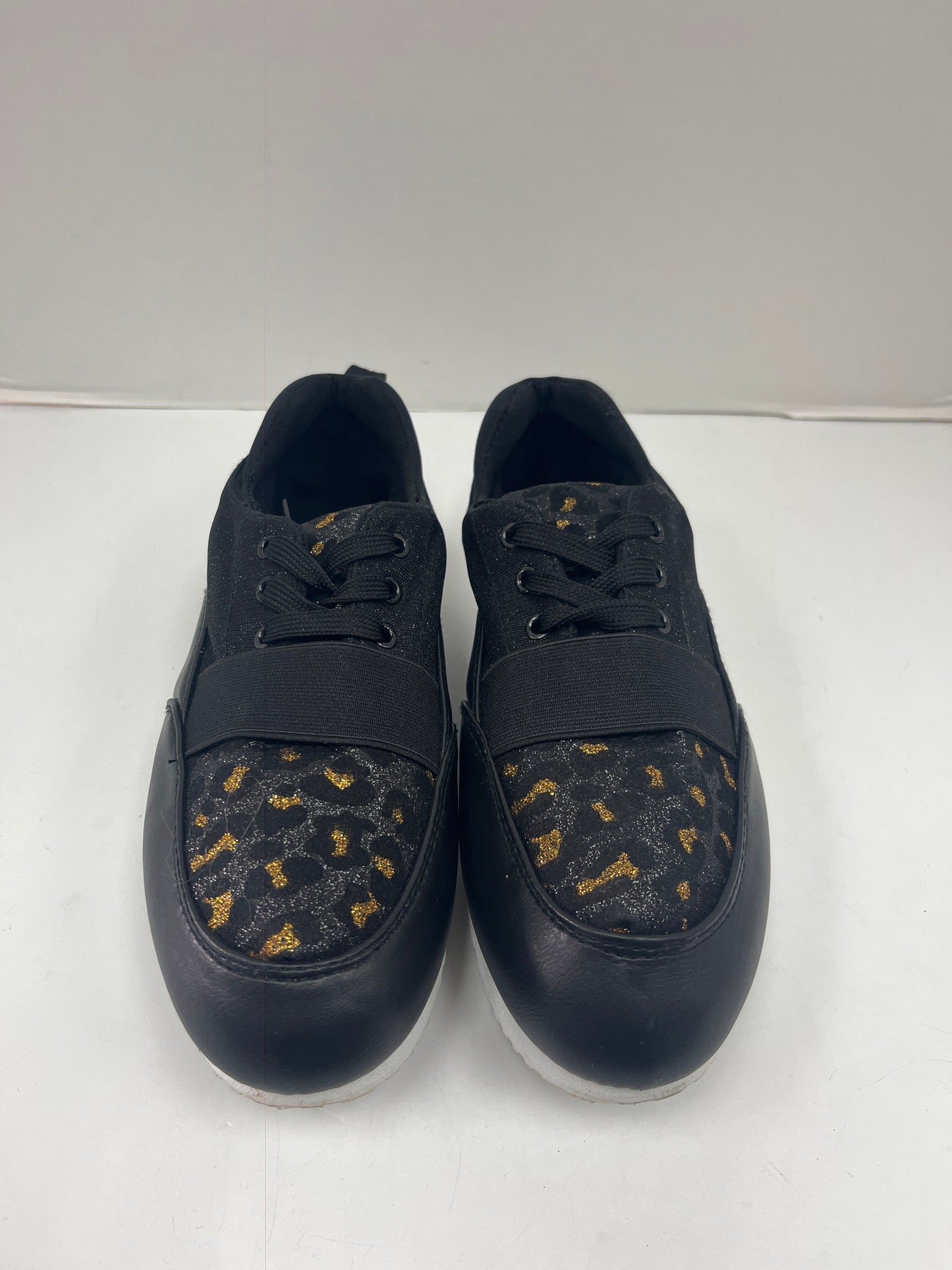 Shoes Sneakers By Clothes Mentor  Size: 8