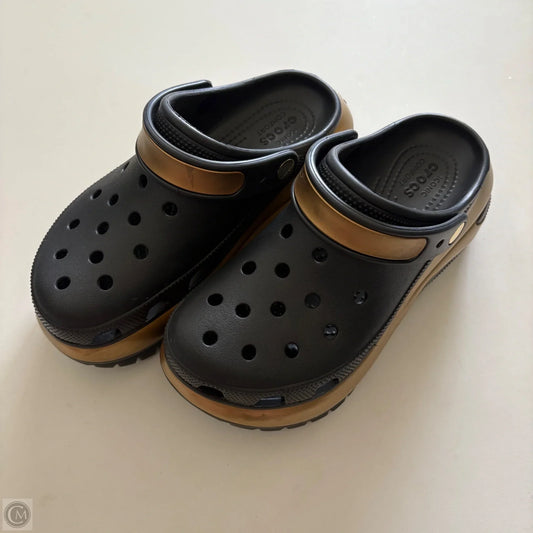 Shoes Sneakers Platform By Crocs In Black & Gold, Size: 8
