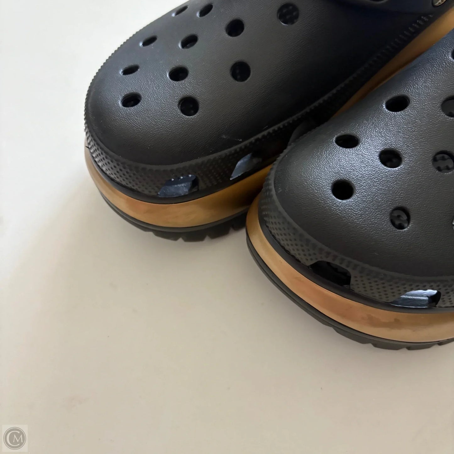 Shoes Sneakers Platform By Crocs In Black & Gold, Size: 8
