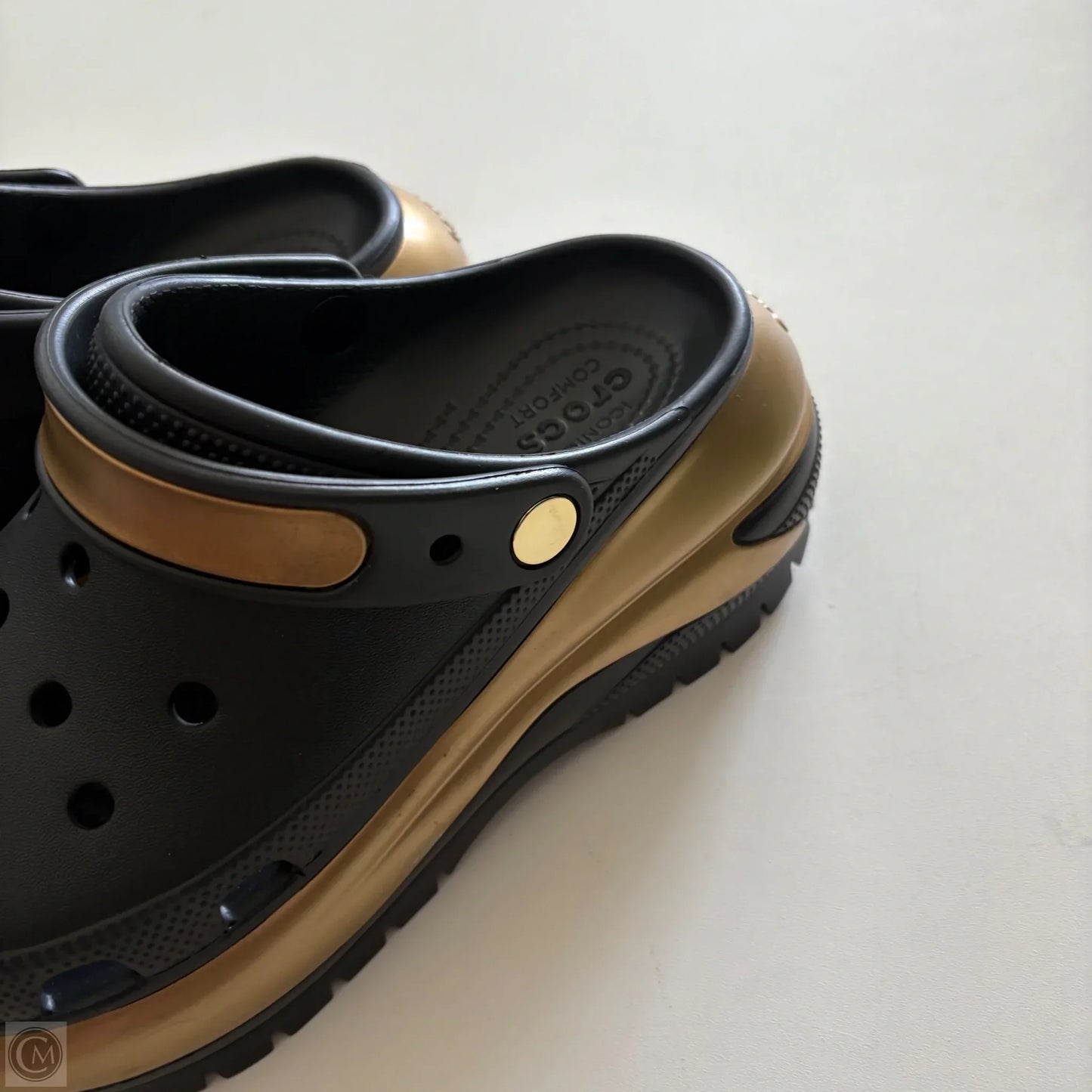 Shoes Sneakers Platform By Crocs In Black & Gold, Size: 8
