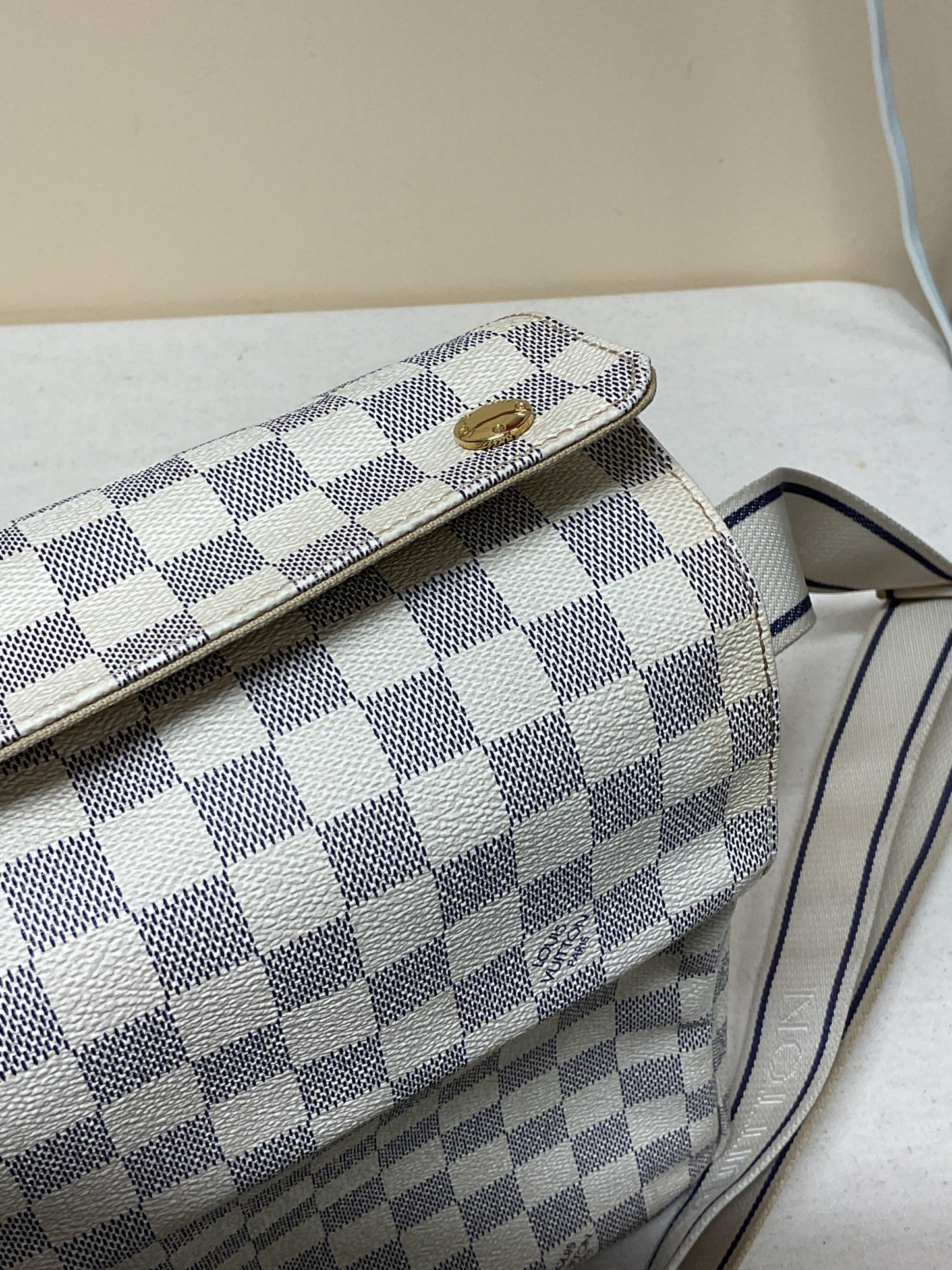 Handbag Luxury Designer By Louis Vuitton In Checkered Pattern, Size:Medium