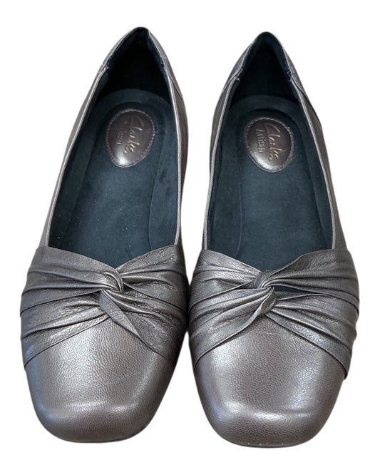Shoes Flats By Clarks In Gold, Size:9.5