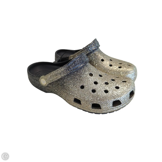 Shoes Flats By Crocs In Gold, Size: 10