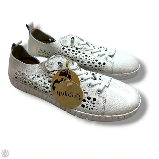 Shoes Sneakers By Clothes Mentor In White, Size: 9