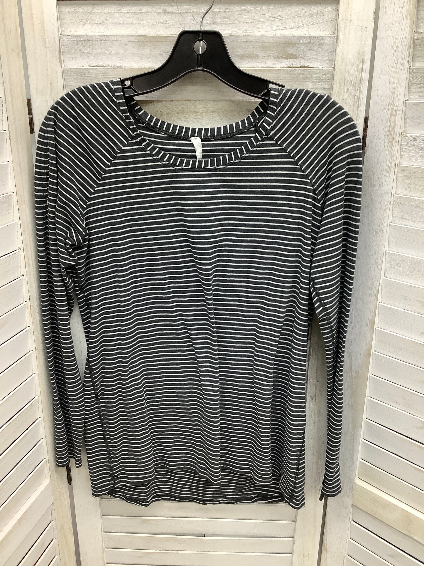 Athletic Top Long Sleeve Collar By Lululemon  Size: 6