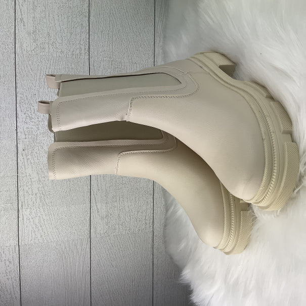 Boots Ankle Flats By Clothes Mentor In Pink, Size: 8