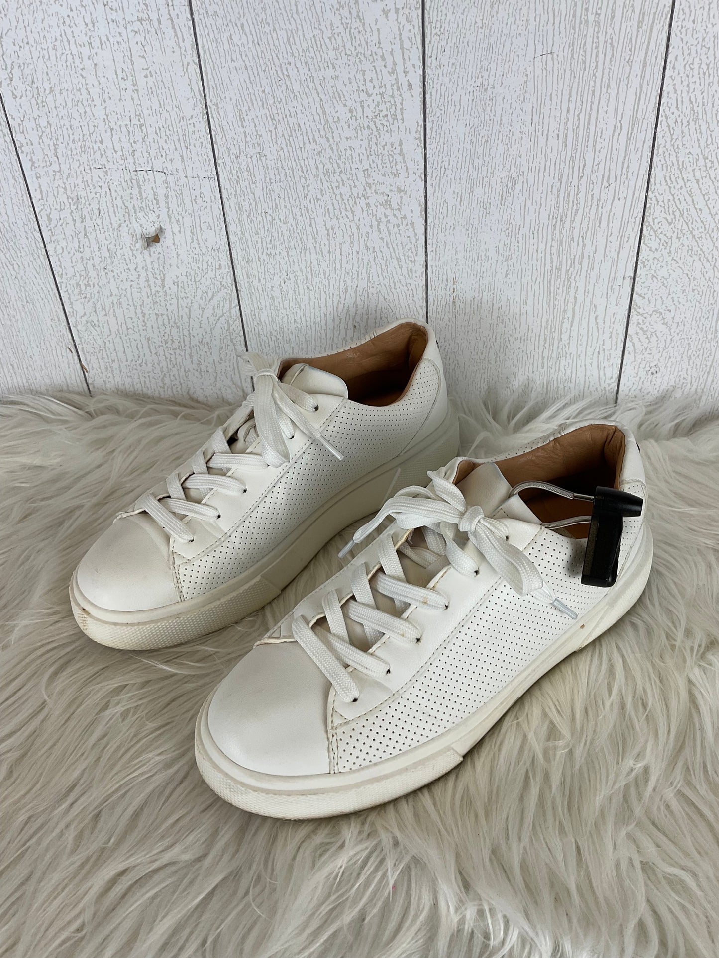 Shoes Sneakers By Steve Madden In White, Size: 7.5