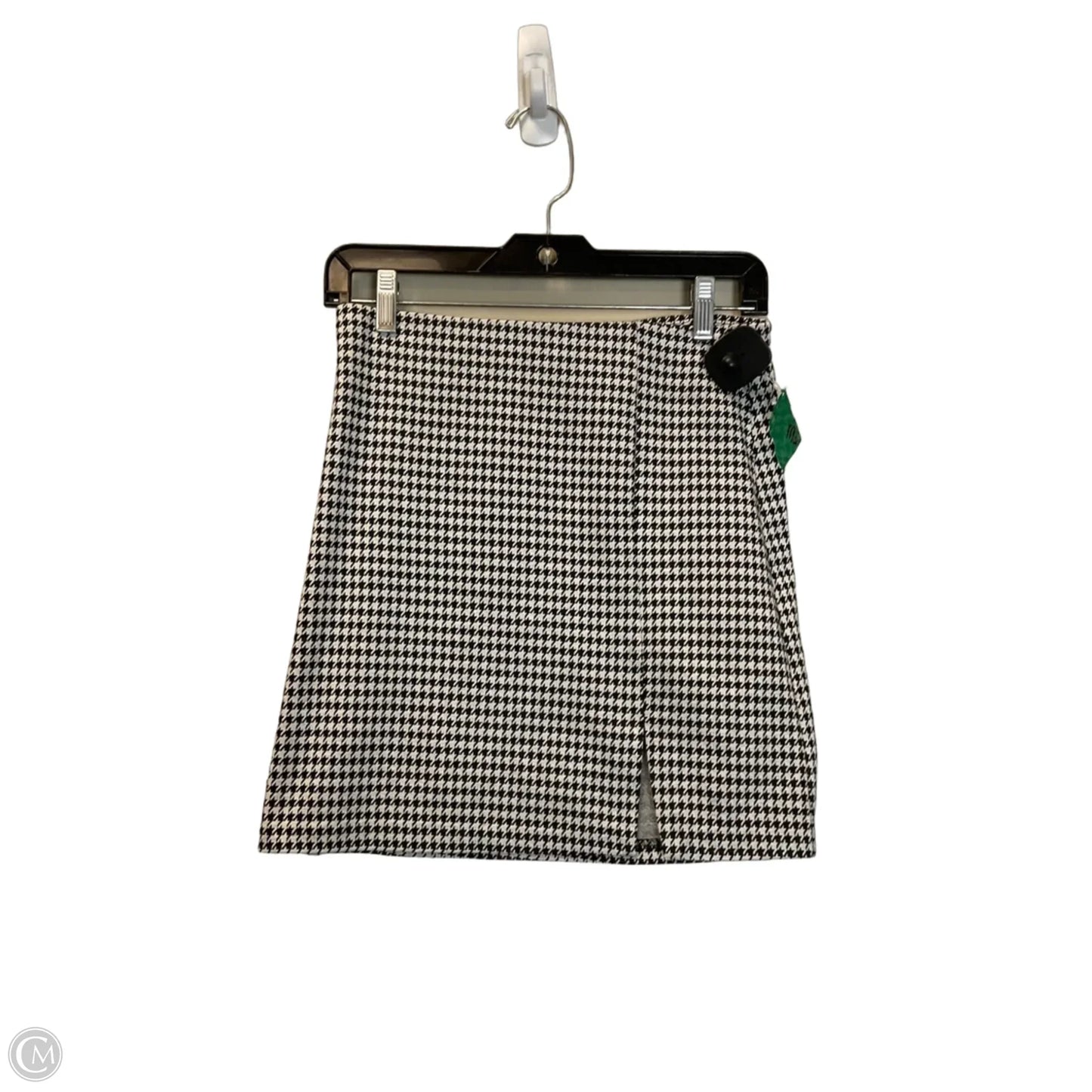 Skirt Mini & Short By Divided In Black & White, Size: S