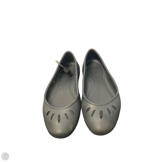 Shoes Flats By Crocs In Black, Size: 8