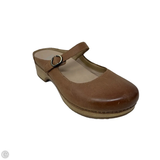 Shoes Flats By Dansko In Tan, Size: 9
