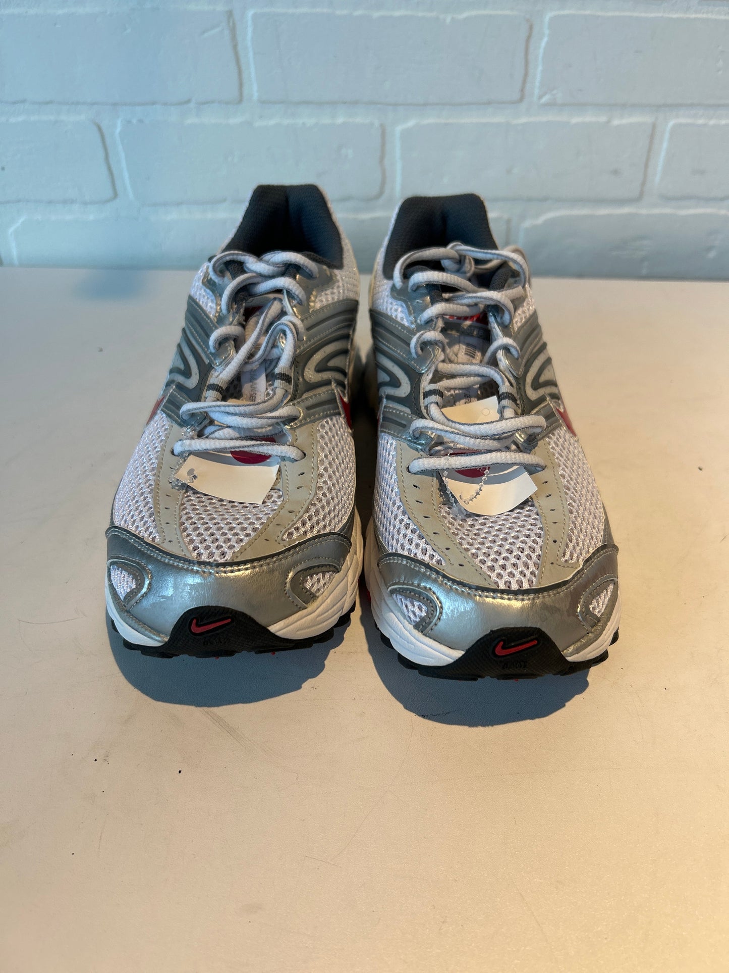 Shoes Athletic By Nike In Silver & White, Size: 8.5