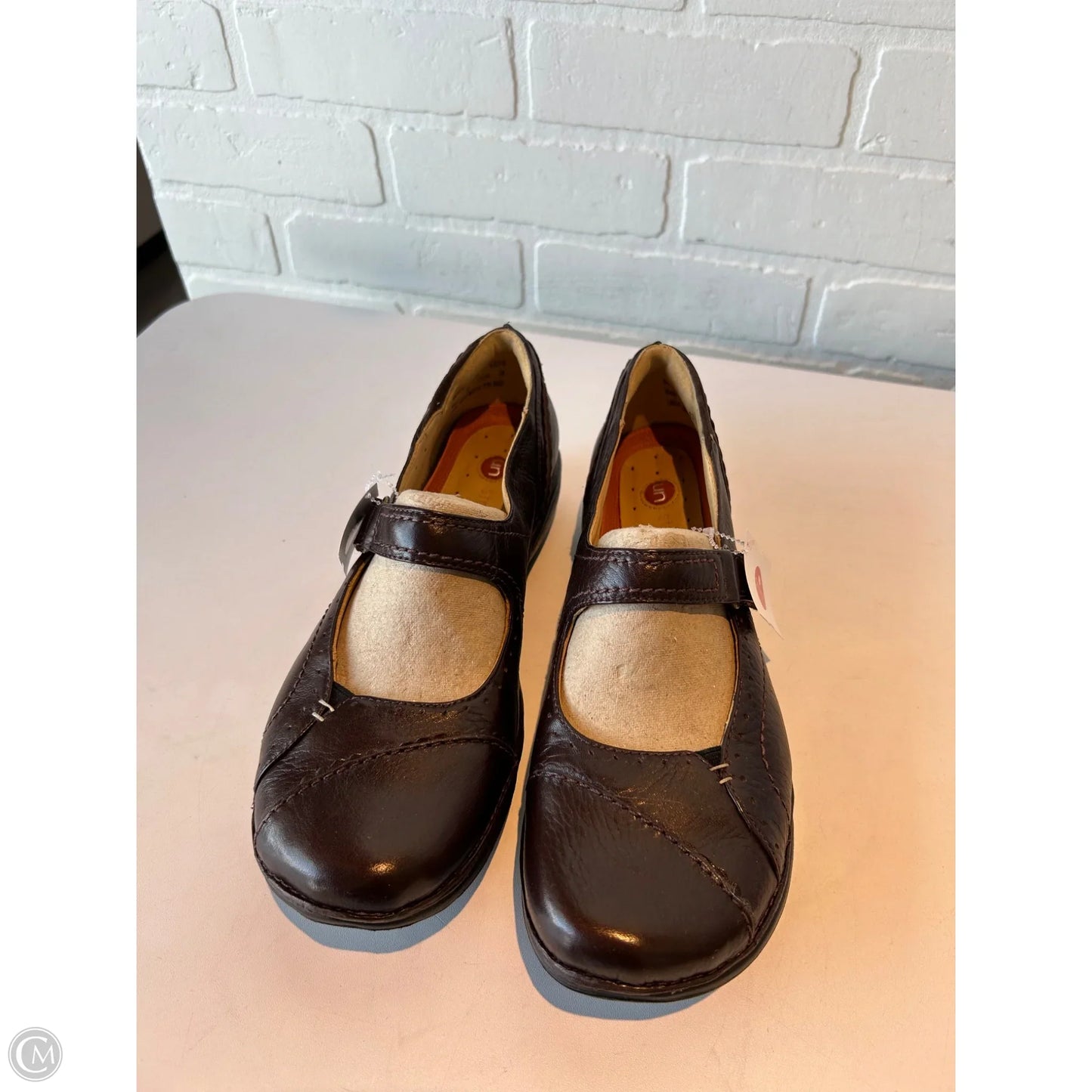 Shoes Flats By Clarks In Brown, Size: 9