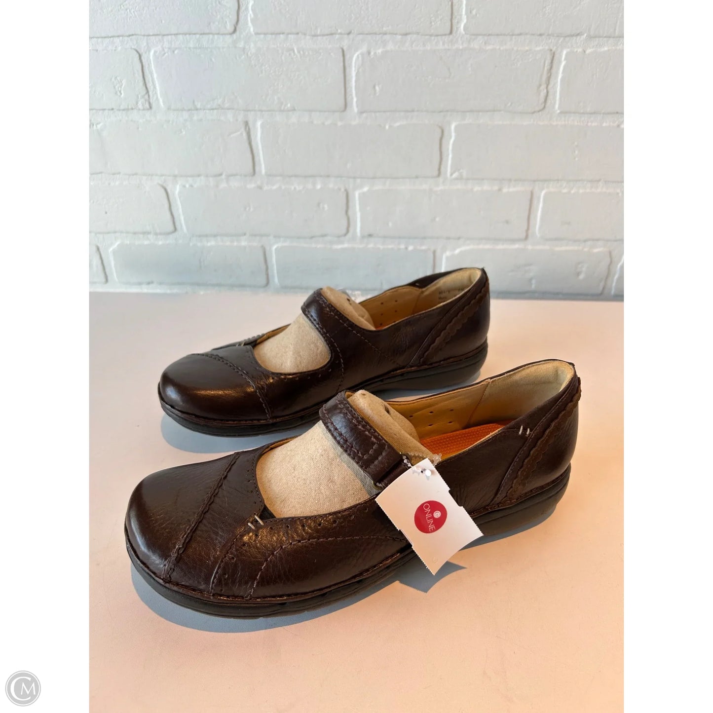 Shoes Flats By Clarks In Brown, Size: 9